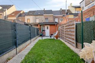<p>Op zoek naar een betaalbare starterswoning of een interessante investering?<span> Dan is deze stadswoning met tuin en 2 slaapkamers zeker een bezoek waard!</span></p>
<p><span>Deze te renoveren woning - het dak werd reeds vernieuwd en geïsoleerd- geniet van een </span>uitstekende centrale ligging in het hartje van Geraardsbergen<span>, op wandelafstand van scholen, het bruisende handelscentrum, winkels en het station. Alle dagelijkse voorzieningen bevinden zich binnen handbereik.</span></p>
<p><span>De woning beschikt over een inkomhalletje, een aparte ruimte als bureau of berging aan de straatkant, een leefruimte met daarachter de keuken en badkamer en een mooi terrasje met tuin en tuinhuis. Er zijn<strong> </strong></span><span>tal van mogelijkheden om deze woning naar eigen smaak en wensen te renoveren en om te vormen tot een gezellige thuis.</span></p>
<p><span>Dankzij de bijzonder gunstige ligging en het renovatiepotentieel is dit pand </span>de ideale starterswoning of een mooie opportuniteit voor investeerders. Een woning met potentieel op een toplocatie dus!<span> Grijp deze kans en plan vandaag nog uw bezoek: 0468/12 68 62 - karin@albert.immo</span></p>