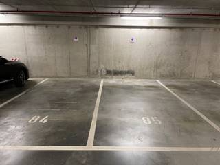 gelegen op het eilandje in de ondergrondse parkings van de westkaai toren 4 parkingplaatsen  te huur onder de torens van de Westkaai :   staanplaatsen huurprijs 125 € 