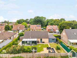 Deze open bebouwing op 575m² grond gelegen in een kindvriendelijke, rustige en groen wijk biedt het allemaal...<br /><br />ONTDEK DE WONING VIA DE VIDEO: https://youtube.com/embed/W2soIcwEqqk<br /><br />INDELING:<br /><br />GLV: Inkomhal (5,85m²) met toilet en washandbakje - leefruimte (22,66m²) - veranda met houtkachel (20,58m²) - half open keuken met inductiekookplaat, vaatwasser, frigo, heteluchtoven en microgolfoven (11,12m²) - badkamer 1 met inloopdouche, enkel wasmeubel en handdoekradiator (3,78m²) - slaapkamer (12,8m²) - garage met aansluitende wasberging (30,6m²) - terras (40m²) - tuin met achteruitweg (297,50m²) - carport (29m²) <br /><br />1STE VERDIEPING: Nachthal (6,32m²) - badkamer met ligbad, toilet, enkel wastafel en handdoekradiator (6,11m²) - 2 slaapkamers met mogelijkheid tot 3de slaapakmer (20m² - 20m²) <br /><br />EXTRA: 32 zonnepanelen - 10.000L regenwater - lucht/lucht warmtepomp - asbestveilig<br />