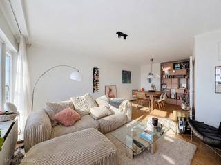 <p><span>Lichtrijk en instapklaar hoekappartement op de achtste verdieping van residentie Groene Vallei, op wandelafstand van het centrum van Gent. Met een Mobiscore van 9,4 geniet u hier van een uitstekende ligging nabij winkels, diensten en openbaar vervoer.</span></p>
<p><span>Het appartement omvat een inkomhal met vestiaire en apart toilet, een ruime leefruimte met parketvloer, een keuken, 2 slaapkamers en een badkamer met douche, lavabo en aansluiting voor wasmachine en droogkast. </span><span>Vanuit de leefruimte bereikt u het ruime terras met prachtig uitzicht over Gent. De gevel en terrassen werden recent gerenoveerd. Hiervoor loopt een gezamenlijke VME-lening waarvan de resterende afbetalingen worden overgedragen aan de nieuwe eigenaars.</span></p>
<p><span>Verder zijn er 2 kelderbergingen en een gemeenschappelijke fietsenstalling. Regelmatig bestaat de mogelijkheid om een ondergrondse parkeerplaats te kopen of te huren.</span></p>
<p><strong><span>Extra troeven:</span></strong></p>
<ul>
<li><span>EPC B en conforme elektriciteit</span></li>
<li><span>Mobiscore 9,4</span></li>
<li><span>Lichtrijk hoekappartement</span></li>
<li><span>Recent gerenoveerde gevel en terrassen</span></li>
<li><span>Ruim terras met mooi uitzicht</span></li>
<li><span>2 kelderbergingen en fietsenstalling</span></li>
<li><span>Uitstekende ligging</span></li>
</ul>
<p></p>
<p><span>Deze woning is te koop ZONDER makelaar via het concept van Smart Houses! Wenst u verdere inlichtingen of een bezoek? Contacteer rechtstreeks de eigenaar via +32493531589</span></p>