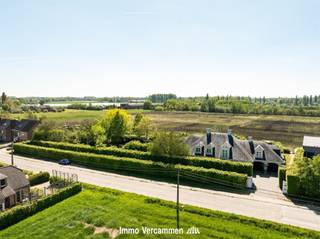 <p><span>Villa exclusive et élégante avec piscine à Sint-Katelijne-Waver.</span></p><p><span>Cette élégante villa contemporaine est située à proximité de plusieurs écoles et de l'hôpital AZ sint Maarten. Son emplacement pratique en fait également un excellent point de départ pour ceux qui se rendent à Malines, Anvers, Bruxelles ou Louvain.</span></p><p><span> </span></p><p><span>Le hall d'entrée spacieux avec toilettes et vestiaire donne accès à la cuisine et au salon lumineux. La cuisine spacieuse est pratique et dispose de nombreux espaces de rangement. Le salon contemporain a été entièrement rénové avec une menuiserie sur mesure par un architecte d'intérieur. De grandes fenêtres coulissantes permettent d'accéder, depuis la cuisine et le salon, au magnifique jardin orienté au sud, où vous pourrez profiter d'une piscine extérieure chauffée et d'un sauna en toute intimité. De plus, au rez-de-chaussée, vous trouverez un double garage intérieur, une buanderie, un garde-manger, un second vestiaire, un débarras et un espace bureau. L'étage supérieur abrite pas moins de 6 chambres à coucher, 2 salles de bains et une salle de toilettes séparée. La chambre principale comprend un dressing spacieux avec des armoires encastrées ainsi qu'une salle de bains avec baignoire, douche, toilettes et double lavabo. Depuis la chambre principale et les deux autres chambres, vous avez accès à une grande terrasse ensoleillée donnant sur le jardin verdoyant et magnifiquement aménagé. Les jours ensoleillés, vous pouvez apercevoir la tour de St Rombout depuis cette terrasse. La propriété est également équipée d'un grenier aménagé divisé en un grand espace de vie d'une part et une petite chambre superposée d'autre part.</span></p><p><span> </span></p><p><span>La facilité d'accès est garantie grâce à sa situation centrale entre Bruxelles et Anvers, à proximité des principales artères, de la gare et de la piste cyclable.</span></p><p><span>Venez découvrir les atouts de cette magnifique propriété sur place et prenez rendez-vous : 015/755 444 ou <span>info@immovercammen.be</span></span><span> </span></p><p><span> </span></p>