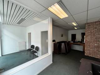 <h3><span>Te renoveren handelswoning met karakter en potentieel ca. 300 m² hartje Kapellen</span></h3><p><span>Uniek aanbod in het centrum van Kapellen!</span><span> Deze ruime handelswoning met een bewoonbare oppervlakte van maar liefst </span><span>ca. 300 m²</span><span> bevindt zich op een </span><span>absolute toplocatie</span><span>: op wandelafstand van het </span><span>station</span><span>, omringd door </span><span>winkels, horeca en diensten</span><span>. Ideaal voor wie wonen en werken wil combineren, of voor wie op zoek is naar een </span><span>meergezinswoning met volume</span><span>.</span></p><h4><span>Indeling:</span></h4><p><span>Het </span><span>gelijkvloers</span><span> is momenteel ingericht als </span><span>praktijkruimte/winkel</span><span> met een oppervlakte van </span><span>ca. 76 m²</span><span>, inclusief een inkomsas, kantoorruimte en een ruime multifunctionele achterkamer van </span><span>30 m²</span><span>, perfect als personeelsruimte of keuken. Verder is er een aparte hal met toegang tot het woongedeelte. Achteraan beschik je over een </span><span>terras en tuin</span><span>, een ware troef op deze locatie.</span></p><p><span>Op de </span><span>eerste verdieping</span><span> vinden we het </span><span>leefgedeelte</span><span>, bestaande uit:</span></p><ul><li><span>Een </span><span>ruime woonkamer</span><span> op parket (</span><span>28 m²</span><span>)</span></li><li><span>Een </span><span>aparte keuken</span><span> (</span><span>12 m²</span><span>)</span></li><li><span>Een </span><span>badkamer</span><span> met dubbele lavabo, bad en toilet (</span><span>6 m²</span><span>)</span></li><li><span>Een </span><span>overloop</span><span> (</span><span>12 m²</span><span>) die de ruimtes mooi met elkaar verbindt</span></li></ul><p><span>De </span><span>tweede verdieping</span><span> biedt onderdak aan:</span></p><ul><li><span>3 lichtrijke slaapkamers</span><span> van respectievelijk </span><span>9 m², 12 m² en 21 m²</span></li><li><span>Een </span><span>bergzolder</span><span> die extra opbergruimte biedt</span></li></ul><h4><span>Troeven van deze woning:</span></h4><p><span>Commerciële topligging in centrum Kapellen<br />Enorme bewoonbare oppervlakte (ca. 300 m²)<br />Ideaal voor combinatie </span><span>wonen & werken</span><span><br /></span><span>Asbestveilig</span><span> verklaard<br /></span><span>Zonnige tuin</span><span> met veel privacy<br />Geschikt voor gezinnen, zelfstandigen of investeerders</span></p><p><span>Let op</span><span>: dit pand valt onder de </span><span>renovatieplicht</span><span> van de Vlaamse overheid, maar biedt dankzij zijn indeling en locatie </span><span>enorm veel potentieel</span><span> om te transformeren tot een moderne, comfortabele gezinswoning of stijlvolle combinatie van winkel en woonst.</span></p><p><span>Ontdek deze unieke kans en plan vandaag nog je bezoek!</span></p>