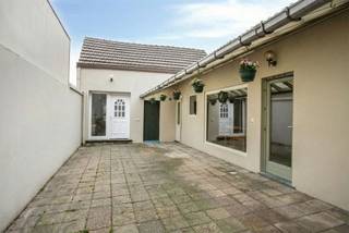 Rijwoning centrum Oudenaarde.maak je afspraak via jurgen@immodhondt.be Indeling  :voorplaats, living, keukenruimte en een smalle garage die gebruikt...