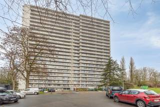 This studio enjoys a strategic location, close to shops and major access roads.Located on the 13th floor and easily accessible by elevator, it offers...