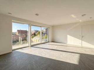 Cet appartement neuf luxueux et prêt à emménager à louer est situé dans une résidence récente le long de l'Ostendialaan à Bredene. L'emplacement est fantastique : juste sur le Spuikom, entouré de sentiers de randonnée tranquilles au bord de l'eau et avec la perspective d'encore plus de verdure autour des nouvelles résidences. De plus, vous pouvez profiter d'une connexion fluide vers Ostende, les transports en commun et les magasins. Parfait pour ceux qui recherchent un confort de vie moderne dans un environnement naturel et détendu. <br /><br />Disposition :<br />- Hall d'entrée<br />- Espace de vie lumineux <br />- Belle GRANDE terrasse couverte à l'avant et à l'arrière<br />- cuisine ouverte et entièrement équipée avec îlot de cuisson <br />chambre (s) spacieuse (s) avec parquet et sol stratifié de haute qualité <br />- une salle de bains luxueuse avec une spacieuse douche à l'italienne<br />- toilettes séparées<br />- espace de rangement/buanderie pratique<br />- place de parking privée<br /><br />Avantages :<br />-nouvelle construction économe en énergie et finition de haute qualité <br />-un emplacement unique directement sur le Spuikom avec des sentiers de randonnée tranquilles et -de futurs espaces verts supplémentaires autour de la résidence<br />-terrasse couverte spacieuse avec terrasse en bois et balustrade en verre <br />-cuisine ultramoderne avec îlot de cuisson <br />-y compris un espace de stationnement privé<br />-excellente accessibilité<br /><br />Vous êtes intéressé par cette propriété à louer à Ostende ? Rendez-vous sur le site www.dewaele.com, cliquez sur le bien que vous souhaitez louer. À l'aide du bouton rouge « demandez votre visite », nous vous demandons de remplir brièvement un profil. Ensuite, nous vous contacterons pour une visite. Les rendez-vous ne peuvent pas être pris par téléphone.<br /><br />Les images générées par l’IA sont fournies en guise d'inspiration. Elles ne tiennent pas compte des spécifications techniques, ni des renseignements urbanistiques, ni des possibilités concrètes de réalisation.