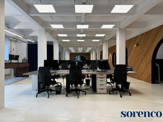 <p>Bent u op zoek naar een karaktervol kantoor op een toplocatie in Antwerpen centrum? Dan is het authentieke commerciële pakhuis 'La Cloche' precies wat u zoekt!</p>
<p>Dit karaktervolle pand, gelegen op de hoek van de Oude Leeuwenrui en het Hessenplein, vlakbij 't Eilandje, biedt een oppervlakte van ca. 585 m². Het gebouw is opgetrokken in een betonnen structuur, met hoge plafonds en grote raampartijen, wat zorgt voor een ruimtelijk en licht interieur.</p>
<p><strong>INDELING:</strong><br />Het kantoor, gelegen op de eerste verdieping verwelkomd u door een ruim onthaal. Het beschikt over twee extra meeting ruimtes van ca. 25 m² en drie private meeting ruimtes, ideaal voor teamvergaderingen of privégesprekken.<br />De open ruimte (kantoor) kan naar wens worden ingedeeld en verdeeld, zodat u het perfect kunt afstemmen op uw specifieke behoeften.</p>
<p>Daarnaast beschikt het pand over een grote, lichtrijke keuken, volledig geïnstalleerd en voorzien van alle moderne gemakken, inclusief een groot bargedeelte.</p>
<p>Het gebouw is uitgerust met een badgesysteem en een alarmsysteem voor optimale beveiliging.<br /><br /><strong>BIJZONDERHEDEN:<br /></strong>* Mobi-score: 9,7/10<br />* Onroerende voorheffing ten laste van de huurder: <span>€2 m²/jaar</span><br />* Personenlift en goederenlift<br />* Parkeermogelijkheden</p>