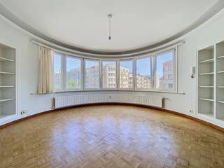 Tel : 0456 79 45 19 / E-mail : sophia.vanhove@weinvest.be<br /><br />
<p><span>We Invest heeft het genoegen u, exclusief, dit prachtige appartement met één slaapkamer aan te bieden, ideaal gelegen in het hart van Elsene.</span></p>
<p><span>Het appartement bestaat uit een inkomhal, een lichtrijke woonkamer, een volledig uitgeruste keuken, een slaapkamer, een douchekamer en een aangenaam terras.</span></p>
<p><span>Gelegen in een gewilde buurt, vlak bij de ULB, de VUB, winkels, restaurants en het openbaar vervoer, biedt dit pand een praktische en aangename leefomgeving, met een snelle toegang tot het Ter Kamerenbos en het centrum van Brussel.<br /><br /></span></p>
<p><span>Huurprijs: €1.150/maand</span><br /><span>Kosten: €250/maand (provisie voor warm en koud water, verwarming en onderhoud van de gemeenschappelijke delen)</span><br /><span>EPC: D-<br /><br /></span></p>
<p><span>Onmiddellijk beschikbaar.<br /><br /></span></p>
À visiter sans tarder ! Pour plus de biens en exclusivité, visitez www.weinvest.be.