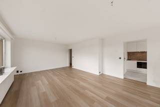 Dit volledig gerenoveerde hoekappartement is gelegen op de tweede verdieping van een residentie in Waregem. Het appartement beschikt over een praktische indeling, aangename leefruimtes en twee terrassen. Bovendien geniet u hier van een centrale ligging, met winkels, restaurants, openbaar vervoer en het park op wandelafstand.<br /><br />Bij het binnenkomen komt u terecht in een ruime inkomhal die toegang biedt tot de leefruimte. Dankzij de grote ramen aan verschillende zijden geniet deze ruimte van een mooie natuurlijke lichtinval.<br />De keuken is afzonderlijk ingericht en geeft uit op het eerste terras. Aansluitend bevindt zich een handige berging, voorzien van aansluitingen voor een wasmachine en droogkast.<br /><br />Het appartement telt daarnaast twee ruime slaapkamers, waarvan één met toegang tot het tweede terras. De badkamer is uitgerust met een lavabo en een ligbad met douchemogelijkheid.<br />Extra opbergruimte is beschikbaar in de privatieve kelderberging. Parkeren kan bovendien gratis op de ruime parkeergelegenheid voor het gebouw.<br /><br />Troeven:
<ul>
	<li>Volledig en recent gerenoveerd</li>
	<li>Twee volwaardige slaapkamers</li>
	<li>Energiezuinig met EPC-label B</li>
	<li>Elektrische installatie conform</li>
	<li>Privatieve kelderberging</li>
	<li>Gratis parkeergelegenheid voor het gebouw</li>
	<li>Centrale ligging in Waregem</li>
</ul>
<br />Neem contact op met Maxime Vanneste via 0498 44 78 00 of info@maximevanneste.be voor meer informatie of om een bezoek in te plannen.