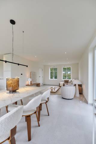 Nabij het centrum van Meulebeke bouwt Hectaar deze charmante alleenstaande woning in een doodlopende straat. Deze woning is gelegen vlakbij verschillende invalswegen richting Tielt, Ingelmunster, Dentergem,... De woning beschikt over een lichtrijke leefruimte met open keuken, inpandige garage, badkamer voorzien van bad en inloopdouche, 3 ruime slaapkamers en een zolder als ideale bergruimte. De afwerking van de woning kunt u, samen met onze partnerleverancier, volledig afstemmen op uw eigen smaak en budget.
<ul>
<li>Energiezuinige woning! </li>
<li>Kindvriendelijke buurt en doodlopende straat</li>
<li>Vloerverwarming op het gelijkvloers</li>
<li>Lucht-water warmtepomp </li>
<li>3 ruime slaapkamers </li>
</ul>
Aarzel zeker niet om contact op te nemen bij vragen of verdere interesse.