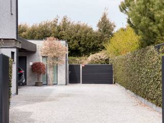 Deze moderne laagbouwvilla is gelegen op een ruim perceel van 863 m², in een residentiële villawijk met vlotte aansluiting op de belangrijkste invalswegen van Knokke-Heist.<br /><br />De woning werd ontworpen met een duidelijke focus op hedendaagse architectuur, duurzaamheid en wooncomfort. Dankzij de recente realisatie voldoet zij aan alle actuele bouwnormen. Met een E-peil van 32, de aanwezigheid van zonnepanelen, thuisbatterij, domotica, vloerverwarming en een ventilatiesysteem type C, betreft het een energiezuinige en toekomstgerichte woonoplossing met een aangenaam binnenklimaat.<br /><br />Aan de voorzijde biedt de brede en lange oprijlaan, in combinatie met de carport, plaats aan meerdere wagens en het nodige praktische comfort.<br /><br />Binnenin wordt de toon gezet door licht, ruimte en een doordachte eenvoud. De leefruimte, eetplaats en open keuken vloeien naadloos in elkaar over en creëren een bijzonder aangename en open woonbeleving. Grote raampartijen zorgen voor een maximale lichtinval en versterken de visuele connectie met de tuin.<br /><br />De keuken is volledig uitgerust met kwalitatieve, ingebouwde toestellen en werd strak en functioneel vormgegeven. De aansluitende eet- en leefruimte bieden flexibiliteit in inrichting en gebruik.<br />De slaapvertrekken zijn praktisch en comfortabel ingedeeld. De villa beschikt over drie volwaardige slaapkamers, waarvan twee met een eigen badkamer. De masterbedroom vormt een afzonderlijke vleugel en omvat naast de ruime slaapkamer een dressing en een privatieve badkamer uitgerust met ligbad, inloopdouche, toilet en dubbele wastafel.<br /><br />De woning beschikt tevens over een bijzonder ruime technische berging van 21,07m², waarin alle technieken overzichtelijk zijn ondergebracht en die bijkomend tal van praktische opbergmogelijkheden biedt. Deze ruimte is bovendien rechtstreeks toegankelijk vanuit de tuin, wat het gebruikscomfort aanzienlijk verhoogt.<br /><br />De tuin werd zorgvuldig aangelegd en biedt een aangename combinatie van rust en privacy. De patio sluit harmonieus aan op de buitenruimte, waardoor een natuurlijke overgang ontstaat tussen binnen en buiten. Daarnaast is er een afzonderlijke tuinberging voorzien.<br /><br />Deze eigendom vormt zowel voor eigen bewoning als voor investering een bijzonder interessante opportuniteit.<br />Voor bijkomende informatie of een bezoek ter plaatse: 050 60 60 78 of info@immonano.be.