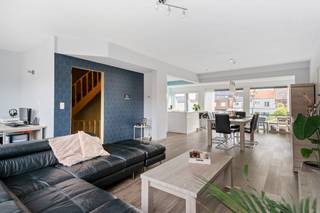 Deze bel-etagewoning met ruime oprit werd in 2017 volledig gerenoveerd en is ideaal gelegen nabij het centrum van Hoevenen. Scholen, winkels en openbaar vervoer bevinden zich in de directe omgeving. Een rustige ligging met alles binnen handbereik. Bij het betreden van de woning komt u binnen in een ruime inkomhal, die toegang geeft tot de verschillende ruimtes op het gelijkvloers. Hier vindt u de inpandige garage, een praktische wasplaats, een apart gastentoilet en nog een kamer die naar eigen wens in te vullen valt. Op de 1e verdieping bevindt zich de knap gerenoveerde leefruimte, die dankzij de grote raampartijen aan beide zijden geniet van een overvloed aan daglicht. Aansluitend is er de open keuken, die voorzien is van alle comfort, met een leuke ontbijthoek. De volledige verdieping beschikt bovendien over elektrische screens. Op de 2e verdieping bevinden zich 3 volwaardige slaapkamers en een toffe badkamer met douche-in-bad, dubbele wastafel met meubel, handdoekradiator en toilet. Daarnaast is er ook nog een opbergzolder aanwezig. De woning is gelegen op een perceel van 205 m² en beschikt over een gezellige, groene tuin met aangelegd verhard terras, tuinberging én een buitentrap naar de eerste verdieping. Kortom, een aangename buitenruimte om te ontspannen, van het zonnetje te genieten en gezellig samen te tafelen. De woning werd verder nog uitgerust met 9 zonnepanelen.