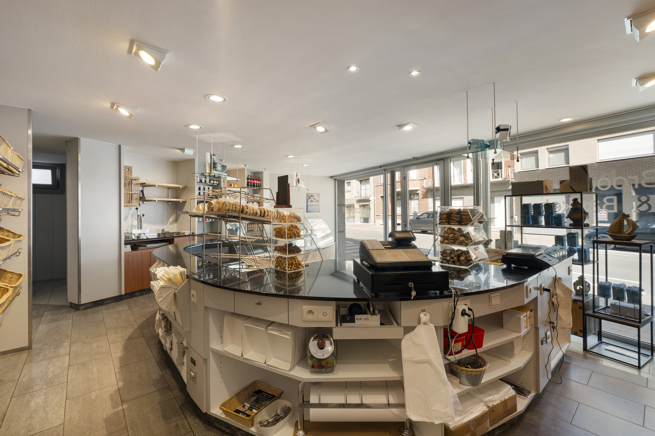 Goedgelegen HANDELSPAND met ruime WOONST, 5 SLK en TUIN - foto 4