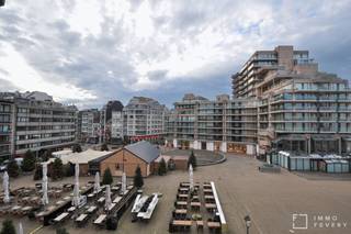 <p>Op het Van Bunnenplein in Knokke vinden we dit ruim appartement te koop met 2 slaapkamers. <br />Dit op slechts enkele stappen van de zeedijk en pal in het centrum van Knokke! <br />Vanop de derde verdieping heeft dit appartement een mooi open zicht op het bruisende Van Bunnenplein.</p>
<p>Indeling: ruime inkomhall met royale berging en apart toilet. De woonkamer heeft een mooie gevelbreedte en beschikt over een zonnig terras vooraan. De keuken is apart en is voorzien van het moderne comfort. Achteraan zijn er 2 slaapkamers, beiden geschikt voor een dubbel bed. Ze hebben allebei een eigen bad- of douchekamer. Het terras achteraan is bereikbaar via beide slaapkamers. <br />In het gebouw is er een private kelder.</p>
<p>Onder het Van Bunnenplein kan er een garagebox worden aangekocht.</p>
<p></p>