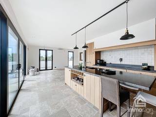 PLUSPUNTEN:<br />+ penthouse <br />+ rustig & strategisch gelegen<br />+ hoogwaardige afwerking<br />+ nieuwbouw, BEN (korting onroerende voorheffing)<br />+ groot zonneterras!<br />+ aankoop onder verlaagd registratietarief mgl. voor rechthebbenden (2%)<br />+ aankoop onder BTW is eveneens mogelijk <br /><br />ALGEMEEN:<br />In deze rustige straat ligt residentie 'Meylan', bestaande uit 9 appartementen, waaronder dit luxueuze penthouse. Het penthouse ligt op de 2de verdieping en geniet van veel privacy. Absolute troef is hier het terras, waar u van zonsopgang tot zonsondergang kan genieten van de zon! Er werd door de eigenaar eveneens een tuinberging geplaatst en dakbomen om een groene en natuurlijke zonwering te creëren op de zuid-/westkant. De zuid-oostzijde is voorzien van een zonneluifel. <br /><br />Via de lift komen we op de 2de verdieping en tevens dakverdieping van de residentie. De hal van het penthouse heeft een vestiaire en werd overal voorzien van maatwerk schuifdeuren voor optimaal gebruikscomfort. Meteen valt de lichte, landelijke stijl op; strakke en moderne elementen, gecombineerd met warme en authentieke materialen zoals de bourgondische natuursteendallen.<br /><br />Via de glazen deur komen we in de woonruimte van het appartement met een TV-hoek met voorziening voor een pelletkachel, een eethoek en een luxueuze open leefkeuken met (ontbijt-)bar. Eiken kasten met softclose, een massief arduinen gefrijnd werkblad, wand in Efesus-marmer, inductiekookplaat, wijnrek, SMEG-oven, vaatwasser op hoogte voor extra comfort: aan luxe geen gebrek. Aansluitend aan de keuken bevindt zich de berging / wasplaats met een gedeelte van de technieken en extra stockage.<br /><br />Heel de woonruimte baadt in het licht en heeft contact met het terras. De grote schuiframen en zonneluifel trekken het buitengevoel nog meer naar binnen.<br /><br />De inkomhal loopt dan weer naadloos over in de nachthal met onder meer een gastentoilet. Er zijn in totaal twee ruime slaapkamers, waarvan er één momenteel in gebruik is als bureelruimte. Vanuit de master bedroom kan u het terras opnieuw betreden. <br />In de badkamer heeft u een inloopdouche met regendouche, een lavabomeubel met veel opbergruimte en twee lavabo's voor de ochtendrush. Aan het plafond hangt een infraroodpaneel met geïntegreerde LED-verlichting (heel aangename stralingswarmte na het douchen).<br /><br />Over verwarming gesproken: met 11 zonnepanelen (380wp/paneel) in combinatie met ventilo-convectoren kan u energiezuinig en duurzaam klimatiseren. Het gehele appartement is voorzien van vloerverwarmingskringen en in elke ruimte is er een ventilo-convector (m.u. van toilet en dressing) die zowel warme als koude lucht kan blazen. In elk seizoen dus de gepaste temperatuur! Het definitieve EPB is in opmaak en wordt na het bouwverlof verwacht, dus werd er voor de verkoop een tussentijds EPC ogpesteld (zie DOWNLOADS) met als score 18 kWh/m²/jaar of label A. Met een geraamd defintief E-peil van E20 of minder bent u gedurende de eerste 5 jaren vrijgesteld van onroerende voorheffing (indien E21-E30, heeft u 50% korting gedurende de eerste 5 jaren). De eigenaar heeft ook al voorzien dat er een thuisbatterij geplaatst kan worden.<br /><br />Parkeren doe je ondergronds en ook hier dacht de eigenaar al aan de toekomst; er werd een apart zekeringenbord geïnstalleerd om in de toekomst een laadpunt te kunnen plaatsen. Daarnaast is er in deze kelderverdieping ook nog een privatieve kelderberging die bij het appartement hoort. Zowel de staanplaats als de kelderberging zijn inbegrepen in uw aankoopprijs.<br />Uw fietsen kan u stallen in de gemeenschappelijke fietsenberging en het huisvuil kan bewaard worden in het gemeenschappelijke afvallokaal.<br /><br />Dit penthouse is bovendien uitstekend gelegen, in een rustige straat en toch vlakbij de oprit van de E314 en het Klaverblad op korte afstand (wisselaar E313). Supermarkten, bushalte, scholen en horeca bevinden zich allemaal op korte afstand. <br /><br />INDELING:<br />-1: staanplaats, kelderberging, gem. fietsenberging, gem. huisvuillokaal<br />0: gemeenschappelijke inkomhal, bezoekersparking<br />+2: inkomhal met vestiaire, gastentoilet, woonkamer met open leefkeuken, keukenberging / wasplaats, nachthal, slaapkamer 1, dressing, slaapkamer 2, badkamer, terras.<br /><br />FINANCIERING:<br />Opgelet: voor woningen gelegen in België zijn enkel Belgische hypotheken mogelijk. Maak tijdig een afspraak zodat u zich op voorhand kan bevragen over de mogelijkheden.<br />Kandidaat-kopers die hun financiële plaatje al hebben voorbereid, wekken altijd meer vertrouwen.<br /><br />Rechthebbenden kunnen het appartement aankopen aan 2% registratiebelasting. De voorwaarden kan u hier nalezen: https://www.vlaanderen.be/belastingen-en-begroting/vlaamse-belastingen/registratiebelasting/verkooprecht/tarieven-in-het-verkooprecht/verlaagd-tarief-in-het-verkooprecht-voor-de-aankoop-van-de-enige-eigen-woning#contact <br /><br />Wenst u toch aan te kopen onder 21% BTW, dan is dat eveneens mogelijk. Informeer naar de voorwaarden bij ons op kantoor. <br /><br />SUCCESVOL VERKOPEN?<br />Dankzij succesvolle transacties zijn wij steeds op zoek naar nieuw aanbod. Overweegt u te verkopen of te verhuren? Informeer vrijblijvend naar onze werkwijze.<br /><br />HOUD ME OP DE HOOGTE:<br />Niet gevonden wat u zocht? Schrijf u gratis in op onze website zodat u vrijblijvend op de hoogte wordt gebracht van nieuw aanbod: https://www.immosign-plus.be/nl/hou-me-op-de-hoogte/<br /><br />CONTACT:<br />Heeft u interesse in dit penthouse? Contacteer ons dan op +32 89 87 03 67 of mail naar info@immosign-plus.be voor het maken van een vrijblijvende afspraak.<br />