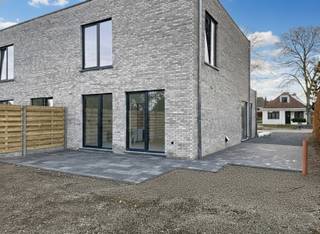 Wonen in Pulle (Zandhoven) in een landelijke sfeer. Op een steenworp van wandelwegen en bosrijke paden.Deze 2 aparte (halfopen) woningen zijn gebouwd...