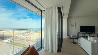 Res. One Carlton.<br />Exclusief appartement met 3 slaapkamers gelegen in het gekende gebouw residentie One Carlton, gelegen op de westzijde van het Albertplein, aan Zeedijk-Het Zoute. <br />Dit apartement omvat inkom met vestiaire. Lichtrijke woonkamer met zeer minimalistische ramen waardoor het appartement geniet van een spectaculair zeezicht. Open keuken met alle comfort. De leefruimte geeft uit op een zonovergoten terras, dat deels overdekt is. <br />Master bedroom met ingemaakte kasten en aanpalende badkamer met inloopdouche. Daarnaast bevinden zich in dit appartement nog 2 volwaardigde slaapkamers, voorzien van ingemaakte kasten. 2e goed gepositioneerde badkamer. <br />Mogelijkheid tot aankopen van een ruime garagebox op het niveau -1 in de residentie. Concierge. Deze residentie beschikt over zijn eigen zwembad, welness en fitness. <br />Combineer het best van beide werelden met een zonovergoten appartement dat profiteert van zeezicht! <br />Ref. A720 