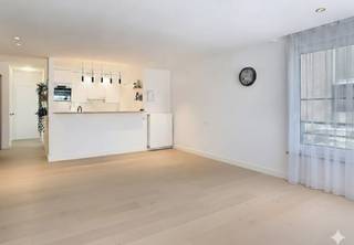 De snelste manier om een bezoek te brengen aan deze woning? Vraag je bezoek aan via de rode knop op onze website (www.dewaele.com) en je wordt gecontacteerd door één van onze verhuurexperten. Instapklaar appartement met 2 slaapkamers en terras in het volle centrum van Roeselare.Het appartement heeft volgende indeling:- Inkomhal met gastentoilet- Lichtrijke woonkamer met zit- en eetplaats- Open keuken - Berging- 2 slaapkamers- Badkamer voorzien van lavabo en douche- TerrasExtra kenmerken:- Lichtrijk appartement- Lift aanwezig in het gebouw- Energiezuinig- Centrale ligging in het volle stadscentrum nabij winkels, de Grote Markt, openbaar vervoer,....Ben jij geïnteresseerd in dit appartement te huur in Roeselare? Aarzel dan niet ons te contacteren.