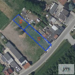 Deze bouwgrond voor halfopen bebouwing met achterliggend weideland is rustig gelegen te Tongeren-Borgloon (Nerem) in de Neremstraat.Bouwgrond...