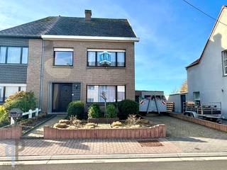 Te Balegem vinden we deze robuuste halfopen bebouwing, voorzien van een inkomhall, grote leefruimte en achterliggende eetplaats en ingerichte keuken. Verder is er een stookruimte/wasplaats en badkamer met ligbad en wastafel, alsook een apart gastentoilet. Op het verdiep zijn er 3 ruime slaapkamers en 1 kleinere kamer. De zolder bereiken we via een valtrap. De zolder is eventueel in te richten als master bedroom. De woning beschikt over een droge kelder. Achteraan treffen we de tuin, terras en grote tuinberging. Naast de woning is er een grote garage, bereikbaar via de oprit ! Mooi renovatie project. Voor meer inlichtingen of een bezoek, contacteer Veronique 0483/676579