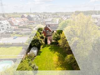 <p><strong>Te koop in Merchtem: open bebouwing met 4 slaapkamers</strong></p>
<p>Deze open bebouwing is rustig gelegen in een doodlopende straat nabij het centrum van Merchtem en openbaar vervoer. De woning biedt ruime leefruimtes, een praktische indeling en beschikt over een slaapkamer op het gelijkvloers. Daarnaast kan de bureauruimte eenvoudig ingericht worden als vierde slaapkamer. De grote tuin en de ruime kelder en zolder zorgen voor heel wat extra ruimte en opbergmogelijkheden. Nabijgelegen gemeenten zoals Meise, Opwijk, Asse en Londerzeel zijn bovendien vlot bereikbaar.<br /><strong>Belangrijkste ruimtes:</strong><br />• Ruime woonkamer met open haard<br />• Keuken met dampkap<br />• Bureauruimte / slaapkamer (14 m²)<br />• Drie slaapkamers (16 m², 19 m² en 10 m²)<br />• Badkamer met douche en enkele wastafel<br />• Apart toilet<br />• Berging<br />• Grote garage<br />• Kelder met aansluitingen voor wasmachine en droogkast<br />• Zolder<br /><strong>Troeven:</strong><br />• Rustig gelegen in een doodlopende straat<br />• Grote tuin met tal van mogelijkheden<br />• Veel opbergruimte dankzij de kelder en zolder</p>
<p><strong>Wens je een bezoek? Contacteer ERA LEUS &amp; TOYE via 02/335.11.12 en plan een afspraak met Gilles Sato.</strong></p>
<p><strong>JOUW DROOMHUIS. ZO GEVONDEN!</strong></p>