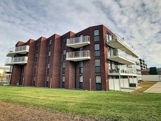 Appartement sur le quai d'Ypres avec une vue magnifique. Il dispose de 2 terrasses, de 2 chambres et d'un parking souterrain. <br /><br />L'appartement se compose de :<br /><br />Étage +1 : <br />- Entrée avec toilettes séparées <br />- Salon lumineux avec cuisine ouverte avec réfrigérateur, four, cuisinière, hotte, évier, lave-vaisselle et placards intégrés <br />- 2 chambres <br />- Salle de bain avec douche à l'italienne, double vasque avec placards et raccordement pour la machine à laver - rangements <br />- Double terrasse<br /><br />Étage -1 : parking souterrain et rangement au sous-sol. <br /><br />=> Gratuit à partir du 1er juin 2024. <br />=> Appartement économe en énergie.