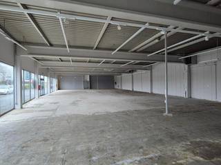 Deze commerciële ruimte van 615 m² bevindt zich in een modern gebouw van in totaal<strong> </strong>1.000 m²<strong> </strong>aan de Puitvoetstraat 6 in Sint-Niklaas. Het pand geniet een uitstekende zichtligging langs de N16 en beschikt over een handige laad- en lospoort. Het resterende deel van het gebouw is verhuurd aan Heytens.<br />
<p></p>
<h3><span>Sterke punten</span></h3>
<ul>
<li>
<p>615 m² beschikbare ruimte in een gebouw van 1.000 m²</p>
</li>
<li>
<p>Uitstekende zichtligging langs de N16 richting E17/Temse</p>
</li>
<li>
<p>Strategische ligging nabij het centrum van Sint-Niklaas</p>
</li>
<li>
<p>Vlotte bereikbaarheid voor zowel klanten als leveranciers</p>
</li>
<li>
<p>Aanwezigheid van een laad- en lospoort aan de zijkant van het gebouw</p>
</li>
<li>
<p>Commerciële omgeving dankzij aanwezigheid van Heytens in het andere deel van het gebouw</p>
</li>
<li>
<p>Moderne, representatieve uitstraling van het gebouw</p>
</li>
</ul>