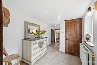 **** BOEK UW BEZOEK VIA WWW.POLARES.EU ***<br />Op zoek naar een uitzonderlijke eigendom waar ruimte, rust en mogelijkheden centraal staan? Deze prachtige, karaktervolle hoeve in het groene Ottenburg biedt het allemaal. Gelegen op een royaal perceel van 35 are, geniet u hier van een weelderige tuin met sfeervolle terrassen en een idyllische vijver – een oase van rust midden in de natuur.<br />De woning is momenteel opgedeeld in twee volwaardige wooneenheden, wat tal van mogelijkheden biedt: kangoeroewonen, co-housing, investering of een combinatie van wonen en werken.<br /><br />Woning 1 (nr. 33): Via de inkomhal betreedt u een gezellige leefruimte met open keuken, comfortabel én praktisch. Aansluitend bevindt zich een handige berging. Op de verdieping zijn er twee slaapkamers en een badkamer. Aan de linkerzijde van de woning vindt u parkeergelegenheid en een aangenaam terras met tuintje.<br /><br />Woning 2 (nr. 35): Deze ruime woning verwelkomt u met een inkomhal en gastentoilet. De leefkeuken en eetkamer vormen het hart van het huis en stralen warmte en gezelligheid uit. Op het gelijkvloers vindt u bovendien een bureau en slaapkamer met ensuite badkamer, een tweede ruime slaapkamer en nog een extra badkamer. Verder ook nog een handige berging en inpandige garage. <br />De verdieping biedt een riante nachthal (momenteel ingericht als zithoek), een luxueuze master bedroom met een prachtige ensuite badkamer, en aan de andere zijde nog een extra slaapkamer met douche.<br /><br />De buitenruimte is zonder twijfel een van de grootste troeven: een prachtig tuin waar natuur en privacy hand in hand gaan.<br /><br />Deze unieke eigendom biedt een zeldzame combinatie van charme, flexibiliteit en een uitzonderlijke ligging. <br />Een buitenkans voor wie op zoek is naar iets bijzonders!