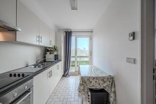 Ruim 2-slaapkamer appartement te koop gelegen op de derde verdieping te centrum Gistel, langs de Stationsstraat. Indeling: - inkomhal- berging...