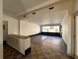 Wonen én werken in het hart van Zwijndrecht?<br /><br />Ontdek dit veelzijdige pand waar een commerciële ruimte en comfortabele woongelegenheid perfect worden gecombineerd.<br /><br />Vooraan het pand bevindt zich een <strong>ruime winkelruimte</strong> met toog, die aansluit op de lichtrijke leefruimte.<br />Verder is er een keuken, voorzien van toestellen en met toegang tot de kelder.<br /><br />Op de eerste verdieping bevinden zich <strong>twee ruime slaapkamers</strong>,<strong> </strong>een badkamer en een berging. <br />De badkamer is voorzien van een zitbad, een toilet en lavabomeubel.<br />Er zijn eveneens aansluitingen voorzien voor een wasmachine en droogkast. Daarnaast werd er een nieuwe verwarmingsketel geplaatst.<br /><br /><strong>Praktische informatie:</strong>
<ul>
	<li>Onmiddellijk beschikbaar</li>
	<li>Huurwaarborg: 3 maanden huur (€2.250,-)</li>
	<li>Combi ingaande + uitgaande plaatsbeschrijving: € 342,5,- incl. 21 % BTW (per partij)</li>
</ul>
<br />Wil je dit pand bezoeken? Contacteer ons via 03/775.78.79.<br /><br />Neem voor ons volledig aanbod een kijkje op http://www.immoselekt.be<br /> 