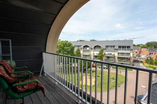 Dit verzorgde appartement op de derde verdieping is gelegen in het centrum van Essen, op wandelafstand van winkels, scholen en openbaar vervoer. De lichtrijke leefruimte met open, volledig uitgeruste keuken geeft via een dubbele deur toegang tot het aangename terras. Verder beschikt het appartement over twee slaapkamers, een badkamer met douche en aansluiting voor een wasmachine, een apart gastentoilet en een praktische berging. Dankzij de doordachte indeling biedt het appartement een comfortabele woonomgeving voor zowel koppels als kleine gezinnen. Een private ondergrondse autostaanplaats is inbegrepen en vormt een extra troef. Een ideale opportuniteit voor wie op zoek is naar comfortabel wonen op een centrale locatie