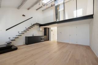 <p>Residence des Arts huist in een statig herenhuis om de hoek van de Leopoldplaats. Vlakbij de Theatherbuurt, het Mechelsplein en het Centraal Station. Een locatie te midden van een Pain-Quotidien, Barchel, Caffenation Louis Delhaize, het Stadspark en vintage interieur winkeltjes op de Mechelsesteenweg. Dus koffiebars, cafés en restaurants, you name it… alles ligt op wandelafstand. Openbaar vervoer en deelvervoer stopt voor de deur. Verder zit je direct aan grote invalswegen.  </p><p>- State-of-the-art renovatie in 2023<br />- Lift<br />- Terras</p><p>Hier vind je the best of both worlds: authentieke charme gerenoveerd naar hedendaags comfort met veel licht en hoge plafonds! De open leefruimte met ingerichte keuken bevindt zich aan de voorzijde. De hal met gastentoilet en technische berging leidt naar de slaapkamer aan de rustige achterzijde. Verder nog een leuk terras; ideaal voor de eerste ochtendkoffie of 5 o’clock aperol in het weekend.</p><p>Op de mezzanine is dé blikvanger de lofty home office met gekanteld raam. Aansluitend ligt de mastersuite met ensuite badkamer. De badkamer omvat een inloopdouche, een wastafel en een handdoekdroger.</p><p>Je fiets berg je veilig op in de fietsenstalling. Alle nutsvoorzieningen op privatieve meters. <br />Maandelijkse kosten € 60/ maand (Onderhoud en elektriciteit gemene delen en lift, beheer en diversen).</p><p>Gelieve uw gegevens in te vullen onderaan de advertentie op onze website www.sinjoor.be. De dossierverantwoordelijke zal nadien zo snel mogelijk contact opnemen.</p>