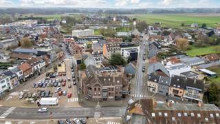 Voor meer info of een bezoek, bel 053 59 49 34 - In het centrum van Ternat bevindt zich deze opbrengsteigendom. Het eigendom staat gekend...