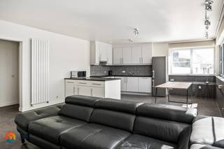Op een toplocatie in het hart van Kampenhout bevindt zich dit smaakvol instapklaar appartement met 1 slaapkamer. Dankzij de centrale ligging geniet u van een uitstekende bereikbaarheid, terwijl winkels, scholen, horecazaken en openbaar vervoer zich op wandelafstand bevinden.<br /><br />Het appartement is gelegen op de eerste verdieping en verwelkomt u via de hal die toegang biedt tot de ruime en lichtrijke leefruimte. De grote raampartijen zorgen voor een aangename lichtinval en creëren een warme, open sfeer. Hier is voldoende plaats voor zowel een gezellige zithoek als een aparte eetruimte. Aansluitend bevindt zich de volledig uitgeruste keuken, voorzien van kwalitatieve toestellen. De berging naast de keuken is voorzien van een aansluiting voor was -en droogmachine.<br />Via de nachthal bereikt u de badkamer, uitgerust met een lavabo, ligbad en douche. Verder beschikt het appartement over een zeer comfortabele slaapkamer, voorzien van airconditioning. De slaapkamer geeft rechtstreeks toegang tot het terras, waar u in alle rust kunt genieten van een zonnig moment of een ontspannen avond.<br />Daarnaast beschikt het appartement over een fietsenberging en een parkeerplaats, wat het wooncomfort verder verhoogt.<br /><br />Indien u op zoek bent naar een recent gerenoveerd appartement met 1 slaapkamer op een centrale ligging in Kampenhout, dan is dit een uitstekende opportuniteit. Contacteer ons vrijblijvend via 0475 47 59 76 of bezoek www.boonstravastgoed.be voor meer informatie.<br /><br />Bijzonderheden:<br />- Airco<br />- Instapklaar<br />- Centrale ligging in hartje Kampenhout