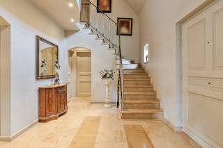 Welkom in deze karaktervolle villa met een uitstekende ligging, die we hier te koop aanbieden in een rustige, doodlopende straat in Schoten!Bij binnenkomst wordt u verwelkomd in de imposante inkomhal met een gastentoilet en een vide die de landelijke stijl benadrukt. De lichtrijke leefruimte met een sfeervolle allesbrander vormt een harmonieus geheel met de eetkamer en de keuken voorzien van ontbijthoek. Het gelijkvloers van dit vastgoed is uiterst doordacht ingedeeld met een eerste ruime slaapkamer voorzien van een dressing en ensuite badkamer. Daarnaast beschikt dit niveau over een praktische wasplaats met extra bergruimte en een inpandige garage met automatische poort.De eerste verdieping van dit huis te koop in Schoten herbergt een ruime nachthal, drie ruime slaapkamers, een tweede badkamer en een praktische bergzolder.Deze villa is gelegen op een royaal perceel van 1.150 vierkante meter en geniet van een bewoonbare oppervlakte van 292 vierkante meter. Dankzij de ligging nabij de Bredabaan profiteert u van een uitstekende mobiliteit richting Antwerpen, terwijl scholen en winkels op wandelafstand liggen. Dit is dé kans om een prachtig landelijk huis te kopen in Schoten.Ben jij geïnteresseerd in dit vastgoed te koop in Schoten? Aarzel dan niet om ons te contacteren. Het Dewaele vastgoedkantoor van Merksem aan de Lambrechtshoekenlaan 183 staat graag tot uw dienst. Had u graag een gratis schatting van uw eigendom? Mail naar yannick.schnorbusch@dewaele.com