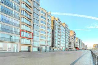 L'appartement dispose d'un très beau salon ouvert avec de grandes fenêtres, d'une cuisine équipée avec une vue magnifique sur la mer. Il y a...