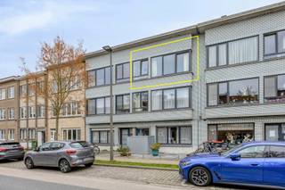 <strong>AFSPRAKEN ENKEL MOGELIJK VIA E-MAIL/CONTACTAANVRAAG</strong><br /><br />Dit lichtrijke appartement met twee slaapkamers is gelegen op de tweede verdieping in een verzorgd gebouw in Berchem.<br /><br /><strong>Indeling:</strong><br />Via de inkomhal betreedt u het appartement. Hier bevindt zich een apart gastentoilet en vestiairekast/wasberging. Vanuit de hal komt u in de ruime, lichtrijke leefruimte met grote raampartijen en een open indeling. Aansluitend bevindt zich de moderne open keuken uitgerust met Smeg fornius (2 ovens en 5-pits kookvuur), dampkap, microgolf, koelkast, vaatwasser en voldoende kastruimte. <br /><br />Verder bereikt u via de nachthal de overige ruimtes: twee slaapkamers aan de achterzijde van het appartement en een moderne badkamer ingericht met een inloopdouche en een lavabo-meubel.<br /><br />Via de grootste slaapkamer heeft u toegang tot het aangename terras.<br /><br /><strong>Bijzonderheden:</strong><br />Privatieve kelderberging inbegrepen.<br />Maandelijkse huurprijs: €1050.<br />Maandelijkse kosten: €150 (provisie verwarming en elektriciteit gemene delen).<br />Beschikbaar vanaf 1 juni.<br /><br /><strong>Ligging:</strong><br />Het appartement is gunstig gelegen in Berchem, met winkels, openbaar vervoer en scholen op wandelafstand. Bovendien is er een vlotte verbinding naar Antwerpen centrum en de belangrijkste invalswegen.
