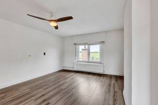 <p>Op een goede ligging in Appelterre bevindt zich <strong>deze op te frissen woning</strong>. Winkels, scholen en openbaar vervoer bevinden zich in de nabijheid. Ninove bereikt men op 10 minuten rijden. <strong>Het pand biedt, mits energetische renovatie en verdere opfrissing, heel wat mogelijkheden om er een aangename gezinswoning van te maken.</strong> Het gelijkvloers omvat een inkomhal, een living met salon en eetplaats, een keuken, een berging, een wasplaats met een doucheruimte, een toilet, <strong>een veranda</strong> en<strong> een garage</strong>. Op het verdiep bevinden zich een nachthal, <strong>drie slaapkamers </strong>en een badkamer. Via een uitvaltrap bereikt men<strong> de zolder</strong>, waar nog extra bergruimte beschikbaar is. Tevens beschikt de woning over <strong>een terras, een tuin met tuinberging, een oprit en een voortuin. </strong>Cv op aardgas - Buitenschrijnwerk in pvc met dubbele beglazing - Zoldervloerisolatie - Dak met pannen - Spouwmuurisolatie (Maatregelenregister en stedenbouw in aanvraag)</p>
