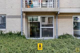 Gelijkvloers appartement gelegen in het toeristisch centrum van Bredene, dus vlak aan zee, winkels en openbaar vervoer maar toch in een rustige hoek. Het appartement heeft een ruim zonneterras. Er is de mogelijkheid om een gelijkvloerse garagebox erbij aan te kopen! Indeling: woonkamer met open ingerichte keukenhoek, inkom, badkamer met toilet, lavabo en douche, berging, slaapkamer met ingebouwde kasten. 