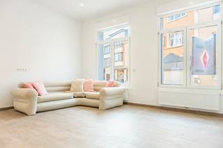 Welkom in deze smaakvol totaal <strong>gerenoveerde gezinswoning,</strong> gelegen op een <strong>centrale en vlot bereikbare locatie</strong> in Burcht.<br />Achter de vernieuwde gevel schuilt een woning waar comfort, licht en functionaliteit centraal staan.<br /><br />Bij het binnenkomen <strong>via de inkomhal (6,5 m²) </strong>word je meteen verwelkomd in de ruime, <strong>lichtrijke leefruimte. De woonkamer (25,1 m²) en eetplaats (15 m²) </strong>lopen harmonieus in elkaar over en creëren een aangenaam open gevoel.<br /><br />De volledig <strong>uitgeruste keuken (10,2 m²) </strong>sluit naadloos aan en biedt zicht op de onderhoudsvriendelijke <strong>stadstuin (14 m²) </strong>— een gezellige buitenruimte waar je in alle privacy kan genieten.<br /><br />Op het gelijkvloers bevindt zich een moderne badkamer (4,8 m²), afgewerkt met kwalitatieve materialen en voorzien van een stijlvolle inloopdouche.<br />De eerste verdieping <strong>omvat drie volwaardige slaapkamers (13,2 m² – 14,3 m² – 9,5 m²)</strong>, een praktische <strong>dressing (2,2 m²) </strong>en een tweede, <strong>ruime badkamer (8,5 m²) </strong>met dubbele lavabo, douche én ligbad — een absolute meerwaarde voor gezinnen.<br /><br />Onder het dak <strong>bevindt zich de royale master bedroom (21 m²), </strong>een rustige en private plek die perfect dienst kan doen als ouderlijke suite.<br /><br />Deze woning werd volledig gestript en vernieuwd, inclusief elektriciteit, sanitair en verwarmingsinstallatie.<br />De elektrische installatie is conform gekeurd en dankzij de doordachte renovatie geniet u van hedendaags wooncomfort zonder zorgen.<br />Een extra berging vervolledigt het geheel.<br /><br /><u><strong>Technische kenmerken:</strong></u><br />– EPC: 158 kWh/m²jaar – Label B<br />– G- &amp; P-score: C – C<br />– Stedenbouwkundige inlichtingen: Wg – Vg – Gvv – Gmo – Gvkr<br />– Geen renovatieverplichting<br /><br /><strong>Instapklaar, energiezuinig en perfect voor wie zorgeloos wil wonen op een centrale ligging.</strong><br /><br />Voelt u het al kriebelen? Ons M3-team ontvangt u graag voor een persoonlijke rondleiding.<br /><strong>Bel ons vandaag nog op 03 369 70 33 en ontdek deze woning zelf.</strong><br /> 