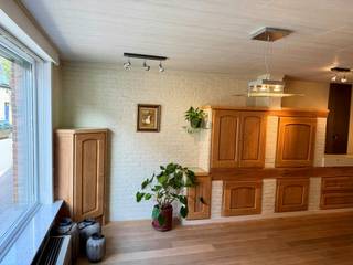 Deze woning ligt vlak bij het centrum van Wevelgem en beschikt over een uitzonderlijk zuidgericht perceel van maar liefst 1821m².<br /><br />De woning telt 3 slaapkamers en ca 165m² bewoonbare oppervlakte. Ze is perfect bewoonbaar, maar biedt vooral heel wat potentieel om er met een eigen visie een prachtige thuis van te maken. Er zijn bovendien twee garages aanwezig, regenwaterput, boorput, wijnkelder en twee zolders.<br /><br />Ook voor dieren- en tuinliefhebbers is dit een bijzondere plek. Op het terrein bevinden zich een paardenstal voor twee paarden, verblijven voor kippen en schapen, twee serres en een ruime moestuinzone. <br /><br />Een zeldzame combinatie van een groot perceel, tal van mogelijkheden en een centrale ligging. Ideaal voor wie landelijk wil leven zonder afgelegen te wonen.<br /><br />De algemene voorwaarden van Dewaele DIY kunt u steeds raadplegen via dewaele.com.<br /><br />Dit pand is onderworpen aan de renovatieverplichting van de Vlaamse overheid voor residentiële gebouwen (behoudens bij sloop binnen 5 jaar na de aankoop). Consulteer voor meer informatie de website van het Vlaams Energie- en Klimaatagentschap via https://www.vlaanderen.be/een-woning-kopen/renovatieverplichting-voor-residentiele-gebouwen<br /><br />Bestuursmaatregelen in het maatregelenregister: in aanvraag
