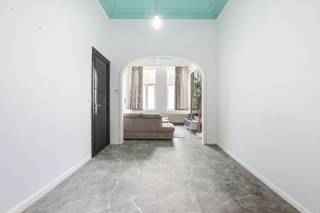 <p>Karaktervolle gesloten woning in Antwerpen met eclectische gevel en royale bewoonbare oppervlakte.</p>
<p>Deze ruime woning in de Kruishofstraat combineert karakter, ruimte en een uitstekende ligging in Antwerpen. De prachtige eclectische gevel zorgt meteen voor een sterke eerste indruk en geeft het huis een unieke uitstraling. Met een bewoonbare oppervlakte van maar liefst 196 m² biedt deze woning tal van mogelijkheden voor gezinnen of wie op zoek is naar extra ruimte. Bovendien woon je hier op wandelafstand van het Middelheimpark en op fietsafstand van het centrum van Antwerpen. Dankzij de praktische indeling, vier slaapkamers en drie badkamers geniet je hier van comfortabel wonen op een centrale locatie.</p>
<p>Belangrijkste ruimtes:<br />• Inkomhal (10 m²) met toegang tot de verschillende leefruimtes.<br />• Living (23,41 m²) met aangename leefruimte en veel mogelijkheden.<br />• Keuken (5,97 m²) functioneel ingericht.<br />• Berging (4,75 m²) handig voor extra opslag.<br />• Slaapkamer (17,4 m²) met ruime indeling.<br />• Slaapkamer (11,75 m²) ideaal als bureau of extra slaapruimte.<br />• Slaapkamer (17,79 m²) met toegang tot een balkon.<br />• Slaapkamer (11,62 m²) compact en praktisch.<br />• Slaapkamer (18 m²) ruime kamer met veel potentieel.<br />• Badkamer (6,77 m²) voorzien van douche en toilet.<br />• Badkamer (6,46 m²).<br />• Extra badkamer (2 m²).<br />• Kelder (42 m²) met veel bergruimte</p>
<p>Neem vandaag nog contact op met je ERA-makelaar voor een bezoek. JOUW DROOMHUIS. ZO GEVONDEN!</p>