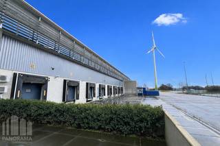 Deze multimodale logistieke hub beschikt over een magazijnruimte van 3.092 m² en is volledig uitgerust voor <strong>grootschalige opslag en distributie</strong>. Dankzij de rechtstreekse toegang tot de kade van het <strong>Albertkanaal </strong>biedt de site uitstekende mogelijkheden voor multimodaal transport en een efficiënte logistieke werking.<br /><br />Het magazijn is voorzien van <strong>4 laadkades, 3 sectionale poorten </strong>en een mezzanine. Bovendien beschikt het terrein over een <strong>ruime buitenzone</strong> die kan worden ingezet voor parking of extra opslag.<br />Ook op vlak van voorzieningen is het gebouw modern uitgerust met onder meer LED-verlichting en warmtepompen. De kantoren omvatten open spaces, een keuken en sanitaire voorzieningen en bieden een aangename werkomgeving.<br /><br />Dankzij de uitstekende connectiviteit met belangrijke Europese transportcorridors vormt deze locatie een geschikte uitvalsbasis voor bedrijven actief in logistiek, opslag en distributie.<br /><br />Heeft u interesse of wenst u graag meer details over dit aanbod? Aarzel dan niet om contact op te nemen met PANORAMA B2B voor bijkomende informatie, gedetailleerde plannen of om een vrijblijvend plaatsbezoek in te plannen. U kunt ons bereiken op het nummer <strong>0478 300 622</strong>.