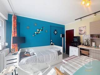 Deze verzorgde studio is ideaal gelegen in het hart van Westende-Bad, op wandelafstand van de zee, het strand en de winkels. Dankzij de grote raampartijen geniet de studio van veel natuurlijk licht en een aangename sfeer.<br /><br />De leefruimte is praktisch ingericht met een slaaphoek, een eethoek en een compacte maar functionele keuken. De keuken is uitgerust met onder andere een oven en koffiemachine en biedt voldoende opbergruimte.<br /><br />Aansluitend bevindt zich een douche die discreet geïntegreerd is in de leefruimte, vlak bij de keuken. Het toilet is apart, wat extra comfort biedt.<br /><br />Verder beschikt de studio over een verzorgde afwerking en een efficiënte indeling, waardoor elke vierkante meter optimaal wordt benut. Ideaal als tweede verblijf aan zee, investering of compacte woonoplossing.