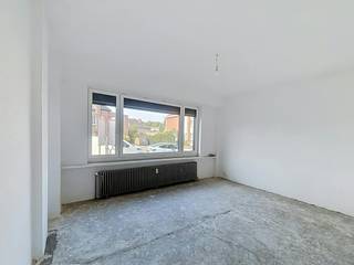 Droomt u ervan om een gelijkvloers appartement volledig naar eigen smaak in te richten? Dit casco vastgoed aan de Oblatenlaan te Kapellen biedt u de unieke kans om een droomwoonst op maat te realiseren. Dankzij de ruime indeling en het overvloedige natuurlijke lichtinval vormt deze eigendom het ideale blanco canvas voor wie naar eigen smaak wil afwerken op een centrale ligging in Kapellen. <br /><br />U komt binnen via een centrale gang die toegang verleent tot alle ruimtes in het appartement. Aan de linkerzijde van de gang bevindt zich de lichtrijke leefruimte. Aan de rechterzijde vindt u de badkamer en een aparte keukenruimte, die nog volledig naar eigen wens af te werken zijn. Aansluitend aan de keuken stapt u op het overdekte terras, dat overgaat in een private koer/tuin. <br /><br />Benieuwd naar het potentieel? Bekijk onze website voor de AI Studio en ontdek hoe dit appartement er afgewerkt zou uitzien!<br /><br />Bijzonderheden: <br />- EPC label C <br />- garage: vraag ons naar de vergunningstoestand <br /><br />Troeven en bereikbaarheid:<br />De Oblatenlaan combineert het beste van twee werelden: een rustige, groene woonomgeving met een uitstekende bereikbaarheid. Op wandel- en fietsafstand bevindt zich de bruisende dorpskern van Kapellen, waar u tal van winkels, gezellige horeca, scholen en openbare voorzieningen terugvindt.<br /><br />Pendelaars genieten bovendien van een vlotte verbinding dankzij de nabijheid van het station van Kapellen en de belangrijke inhalingswegen richting Antwerpen en Nederland.<br /><br />Zoekt u een project om te kopen of bent u opzoek naar een rendabele investering? Dit gelijkvloers appartement te Kapellen biedt alle potentie voor een hoogwaardige afwerking. Neem vandaag nog contact met ons op om de mogelijkheden van dit unieke pand te ontdekken.<br />Dewaele vastgoed Kapellen - 03 666 66 66 - kapellen@dewaele.com<br /><br />Bestuursmaatregelen in het maatregelenregister: nee