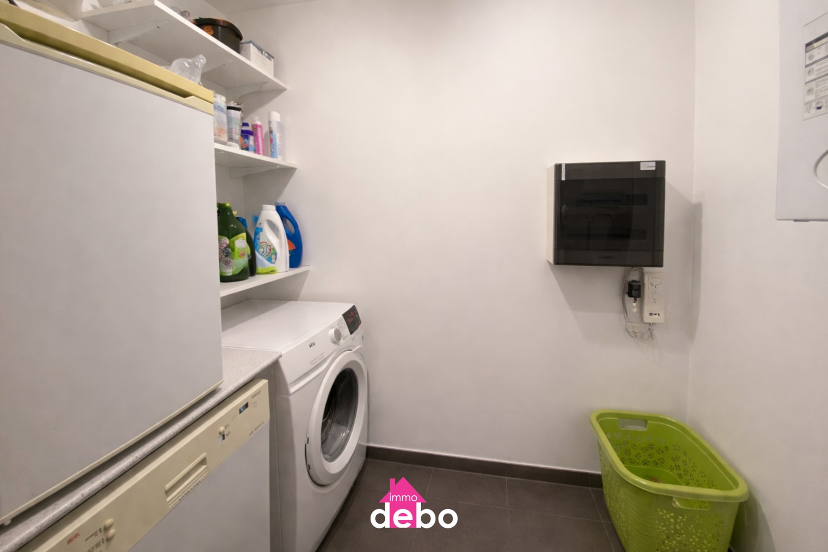 Ruim gelijkvloers appartement met 2 slaapkamers en groot terras achteraan. Mogelijkheid aankoop autostaanplaats achteraan. Gelegen in een kleine residentie met afzonderlijk toilet, open moderne keuken, badkamer - foto 5