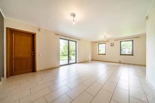 We Invest vous propose cette charmante maison située à Marche-lez-Ecaussinnes, à proximité des axes autoroutiers et des commodités.Le rez-de-chaussée...