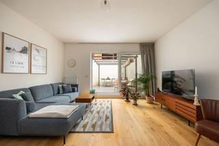 <p><span> </span></p><p><span>Zoek je een instapklaar appartement, met lichte ruimtes, tijdloze materialen, twee slaapkamers en een ruime, zonnige stadskoer? Dan is dit iets voor jou. De toplocatie in Deurne, vlakbij allerlei winkels, openbaar vervoer en parken krijg je er zo bij.</span></p><p><span> </span></p><p><span>In een netjes gerenoveerd, hagelwit gebouw, net tegenover de Albert Heijn, stap je via de gemeenschappelijke inkomhal het gelijkvloers appartement binnen in de centrale hal, waar je een ingemaakte vesitiairekast hebt en alle ruimtes op uitkomen. Bonus: de prachtige parketvloer die je hier ziet, loopt door over het héle appartement! </span></p><p><span> </span></p><p><span>Mega leefruimte en zuiderse tuin-zonder-onderhoud </span></p><p><span>Meteen rechts ga je de lichte leefruimte met open keuken binnen, die je gerust riant mag noemen. Je hebt hier dus heel wat plaats voor een eethoek en een groot salon met zicht op de binnenkoer, die je via het kamerbrede schuifraam op wandelt. De koer heeft een strakke grijze tegel, met aansluiting voor water en elektriciteit. </span></p><p><span>De keukenwand achteraan is tijdloos en praktisch, met z’n witte kastfrontjes, zwart melamine werkblad en spatwand met toffe witte metrotegeltjes. Je hebt hier een elektrisch vuur, dampkap, een spoelbak en een vaatwasser, een ingebouwde koelkast, diepvriezer, oven, microgolfoven, en heel wat kastruimte.</span></p><p><span>Weer in de hal, heb je de nette badkamer, met een prachtige lichtgrijze tegel die werd gebruikt om de hele ruimte te betegelen. Je hebt hier een inloopdouche, een toilet, handdoekendroger en een breed lavabomeubel met grote schuiven. Je hebt hier ook aansluiting voor was en droog met een ingemaakte kast boven.</span></p><p><span>De twee slaapkamers bevinden zich aan de voorzijde, waardoor ze baden in een zee van licht. Extra fijn is hier de warme parketvloer, wat je bed uitkomen meteen een tikje aangenamer maakt…</span></p><p><span> </span></p><p><span>Absolute toplocatie in Deurne</span></p><p><span>Je woont hier op de grens van Borsbeek, Deurne en Wommelgem, op een centrale locatie dichtbij de stad. Het rond punt van Wommelgem met z’n oprit richting E313 en E34 is niet veraf, maar je neemt van hieruit ook makkelijk het openbaar vervoer richting </span><span>’t stad</span><span>. Ook voor groen hoef je nooit ver, want je kunt hier kiezen uit het fort van Borsbeek, het Te Boelaerpark, Boekenbergpark of het mooie Rivierenhof, allemaal op fietsafstand! Slagers, bakkers, apothekers genoeg in de buurt… en zelfs een Albert Heijn aan de overkant van de straat, wat wil je nog meer?</span></p><p><span> </span></p><p><span> </span></p><p><span> </span></p><p><span> </span></p>