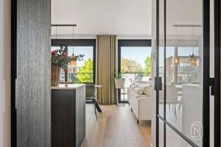 Te koop: charmant, mooi afgewerkt appartement met zuidgericht terras in centrum Waregem. In het centrum van Waregem bevindt zich dit recent appartement (2021). INDELING: inkom en toilet, lichtrijke ruime leefruimte met open geïnstalleerde keuken met eiland, uitgevend op een ruim zuidgericht terras (genietend van zicht op groen), nachthal, badkamer, extra toilet, berging, en 2 volwaarde slaapkamers. Gelegen pal in het hart van de stad. Wat maakt dit pand uniek?De leefruimte geniet van een overvloed aan natuurlijk licht en vormt samen met de open keuken een aangename en open woonomgeving. Grote schuiframen (met elektrische zonnewering) zorgen voor een vlotte overgang naar het ruime, zuidgerichte terras van ca. 38 m². Het appartement beschikt over twee volwaardige slaapkamers, een moderne badkamer met inloopdouche, twee toiletten en praktische berging. Met een EPC-label A geniet je bovendien van een energiezuinig en toekomstgericht wooncomfort.Er is de mogelijkheid om een garagebox met elektrische poort bij aan te kopen.Voor wie is dit ideaal?Ideaal voor mensen of investeerders die op zoek zijn naar een modern en energiezuinig appartement met een ruim terras, op een toplocatie in Waregem.Te koop via Immo Beguin, jouw vastgoedexpert sinds 2009, met kantoren in Ronse, Waregem, Kortrijk, Deinze, Doornik en Lessines.Meer info of bezoek via charlotte@immobeguin.be