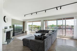 Ruim gerenoveerd appartement (177 m²) met terrassenOp de hoek van de Bredabaan en Ringlaan in Merksem vind je dit stijlvol appartement op de 4de...