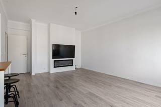 Energiezuinig appartement met drie slaapkamers en balkon te Zurenborg!<br /><br />Het appartement gelegen op de tweede verdieping van een kleinschalig gebouw werd in 2019 gerenoveerd.<br /><br />Het is als volgt ingedeeld: via de toegangsdeur betreedt men het appartement, deze geeft toegang tot de lichtrijke leefruimte op vernieuwde vloeren, een gezellige sfeerhaard en een vernieuwde open keuken voorzien van alle toestellen. De keuken geeft toegang tot het balkon (ca.3m2) aan de voorzijde.<br /><br />Via de nachthal bereikt men de drie slaapkamers (13m2 - 10m2 - 8m2), een badkamer voorzien van een ruime moderne inloopdouche met regendouchekop, een dubbele lavabo en een apart toilet.<br /><br />Ten slotte is er nog een kelderberging mee inbegrepen. <br /><br />Belangrijkste troeven:<br /><br />- Recente renovatie (2019)<br />- Kleinschalig gebouw met lage kosten<br />- Gunstige EPC score van 146 (label B)<br />- Elektriciteit conform tot 2045<br />- Asbestveilig<br /><br />94m2 bewoonbare oppervlakte cfr EPC.<br /><br />Wenst u een bezoek of meer informatie? Dan kan u ons steeds contacteren via info@dvarealestate.be of via 03/297.00.00.